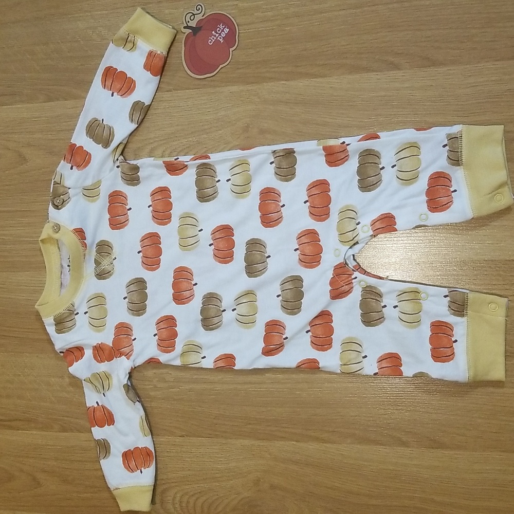 Chick Pea pumpkin print 3-6 months pullover sleeper with snaps NWT